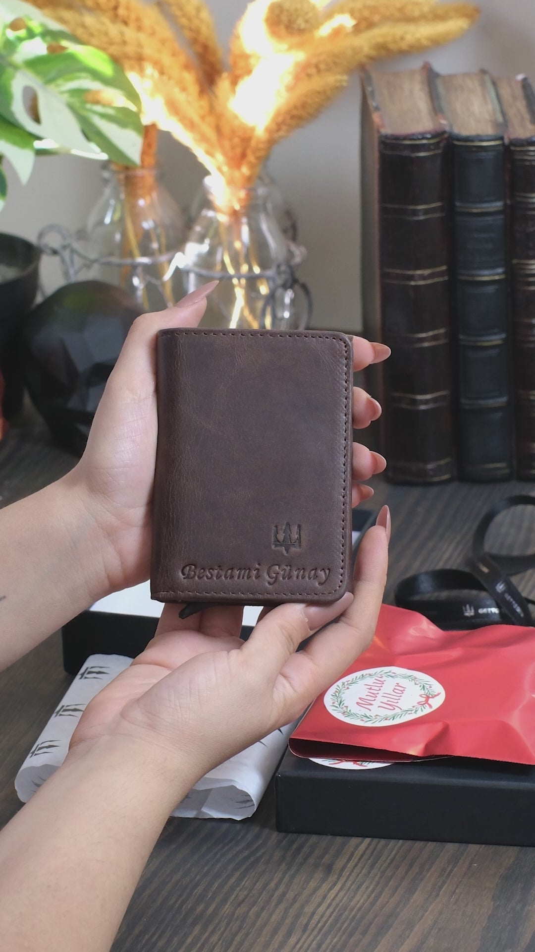 Videoyu yükle: Vibe Mekanizmalı Hakiki Deri Cüzdan