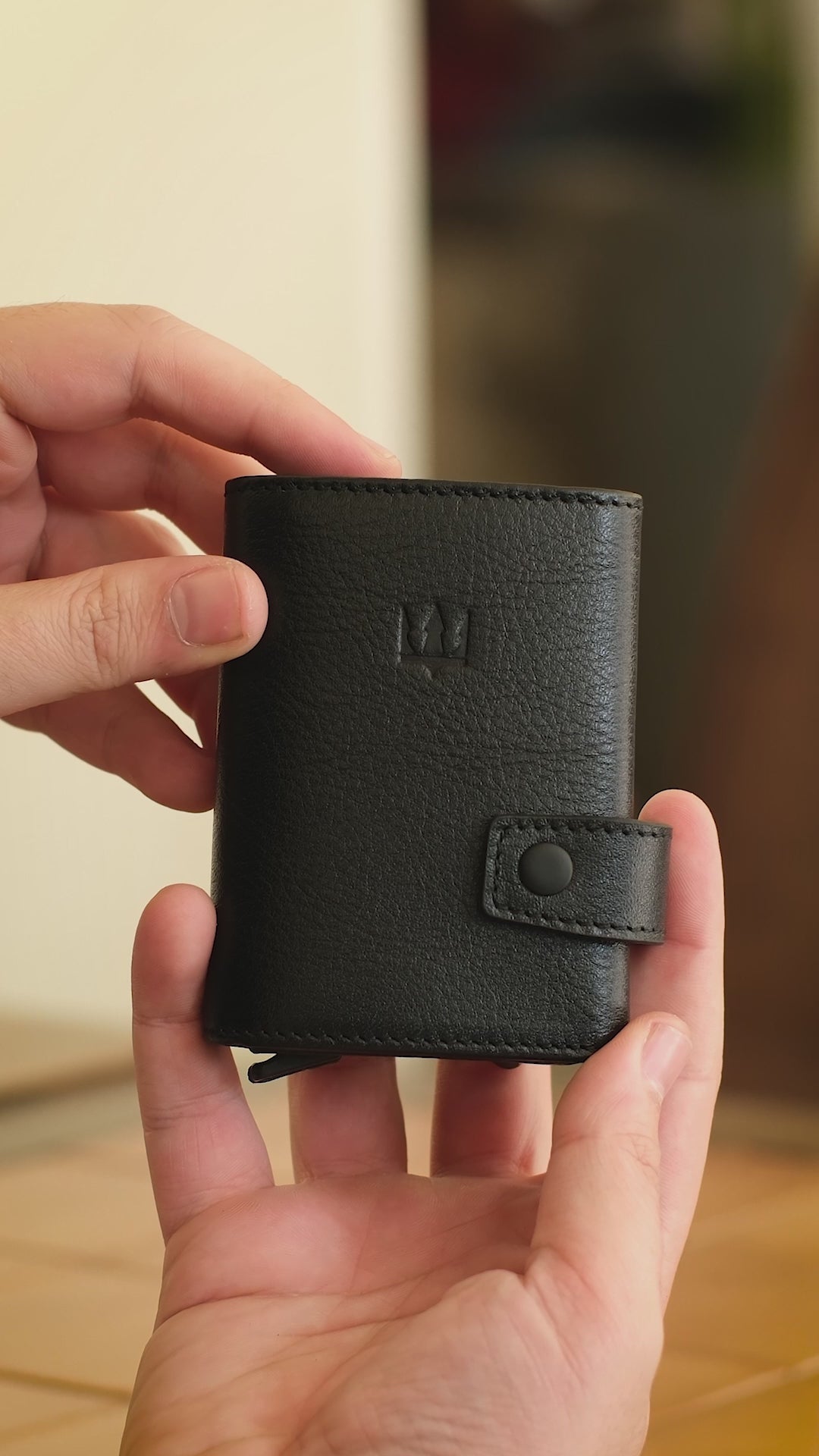 Videoyu yükle: Moon Mekanizmalı Hakiki Deri Minimal Cüzdan