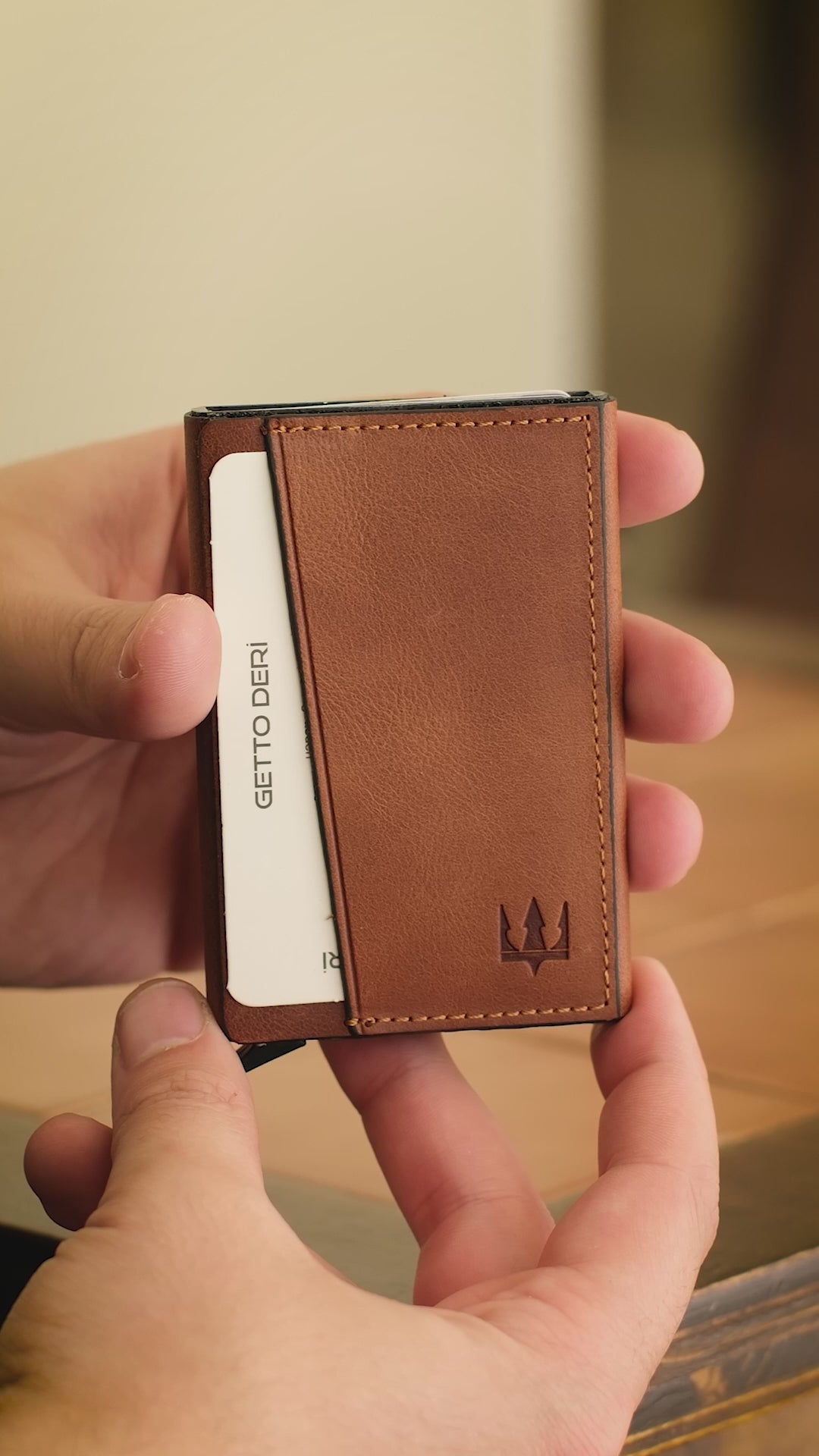 Videoyu yükle: Hype Click Mekanizmalı Hakiki Deri Kartlık