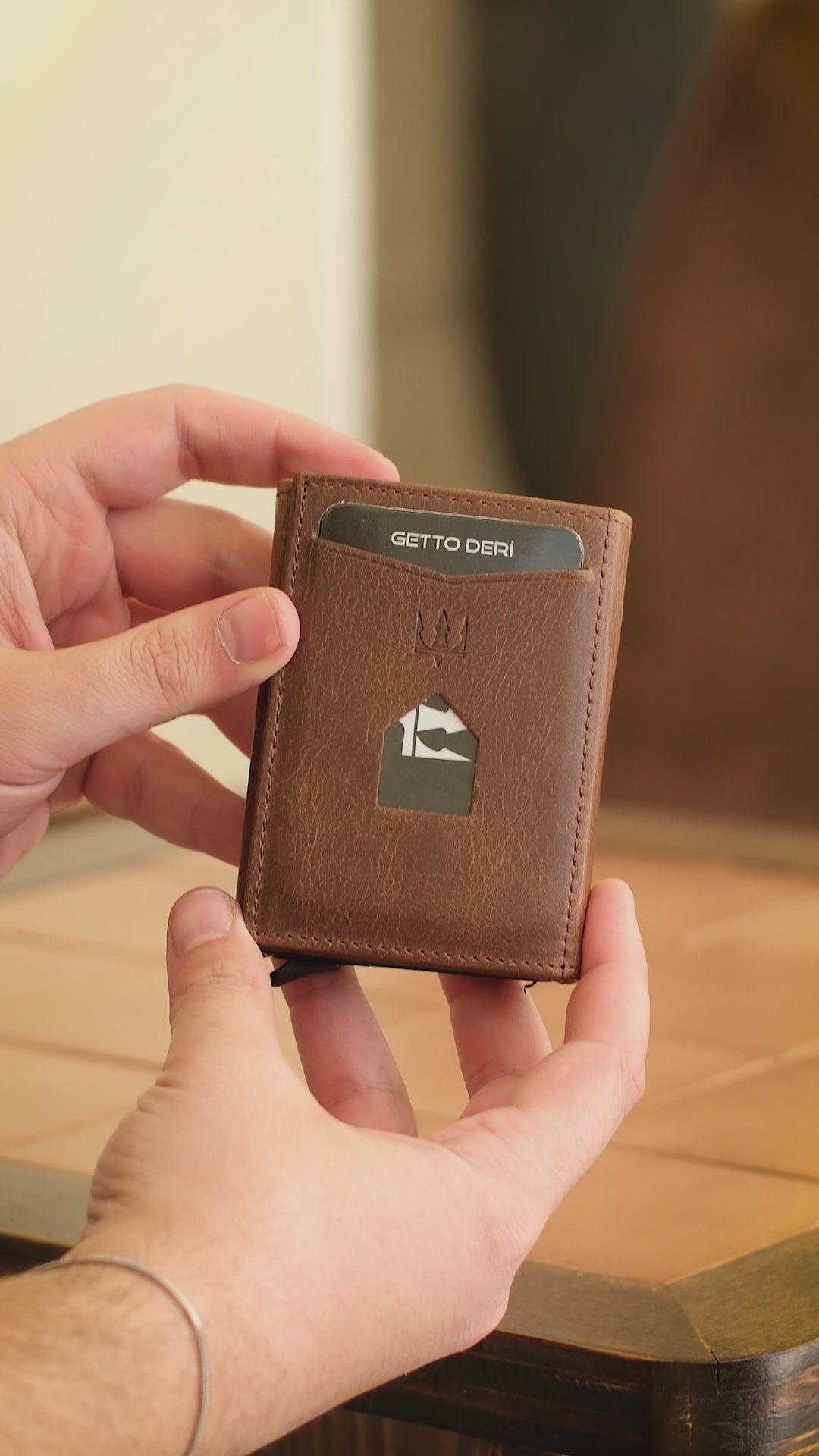 Videoyu yükle: Prag Mekanizmalı Hakiki Deri Cüzdan