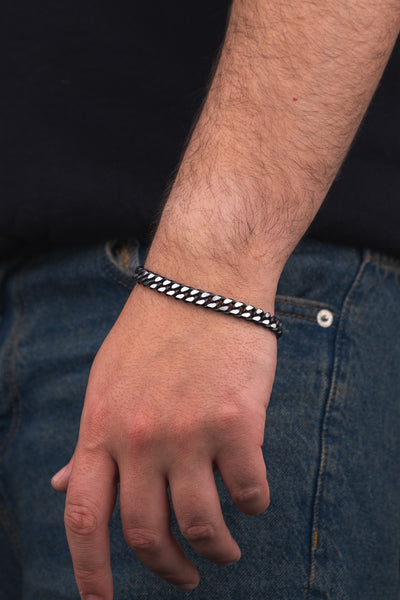 Siyah metal zincir bileklik, erkek kolunda stil aksesuarı