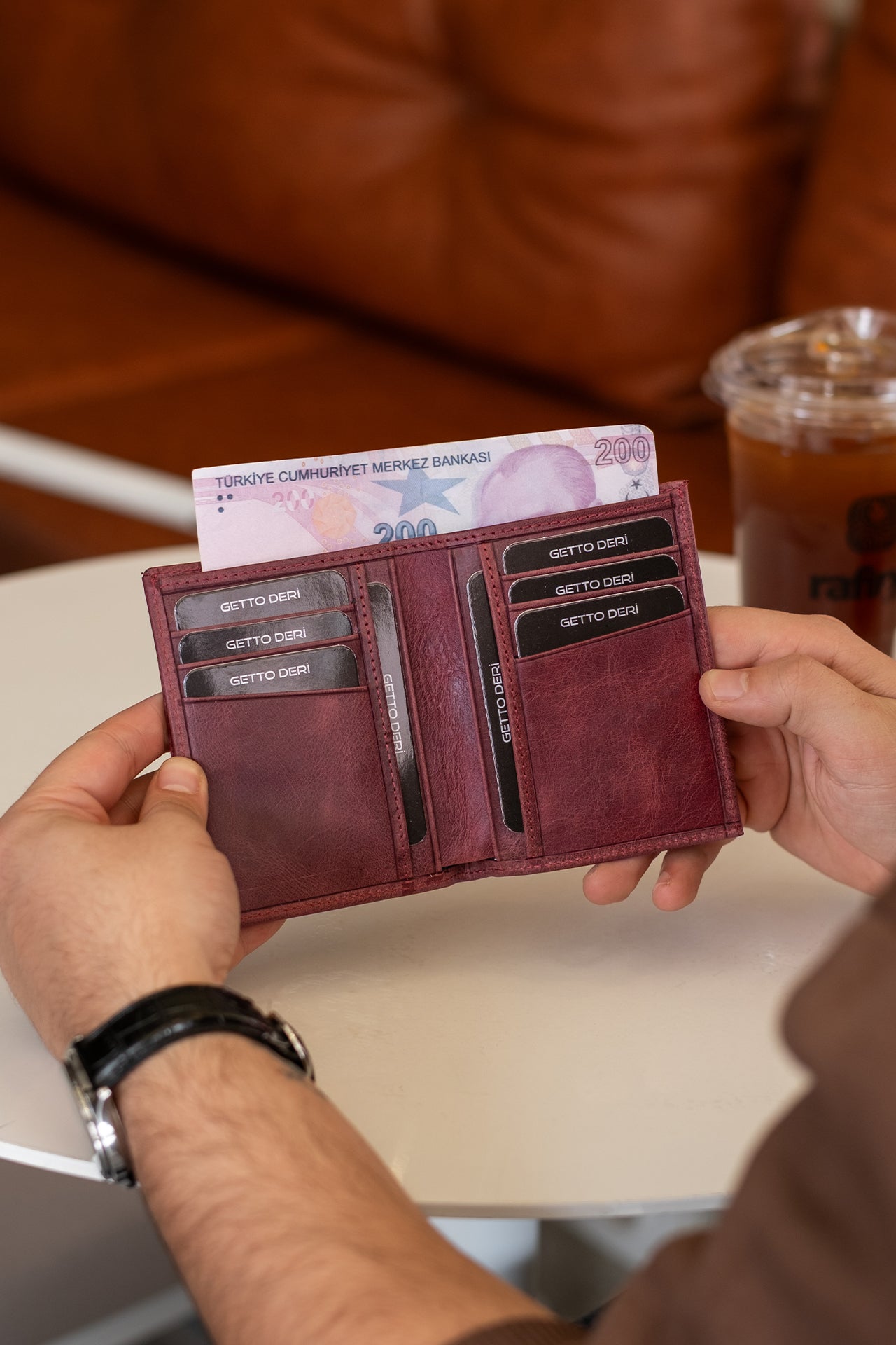 Kırmızı deri cüzdan, kartlık ve para bölmesiyle