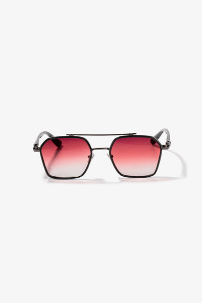 Koyu metal çerçeveli, kırmızı gradyan lensli stil sahibi güneş gözlüğü