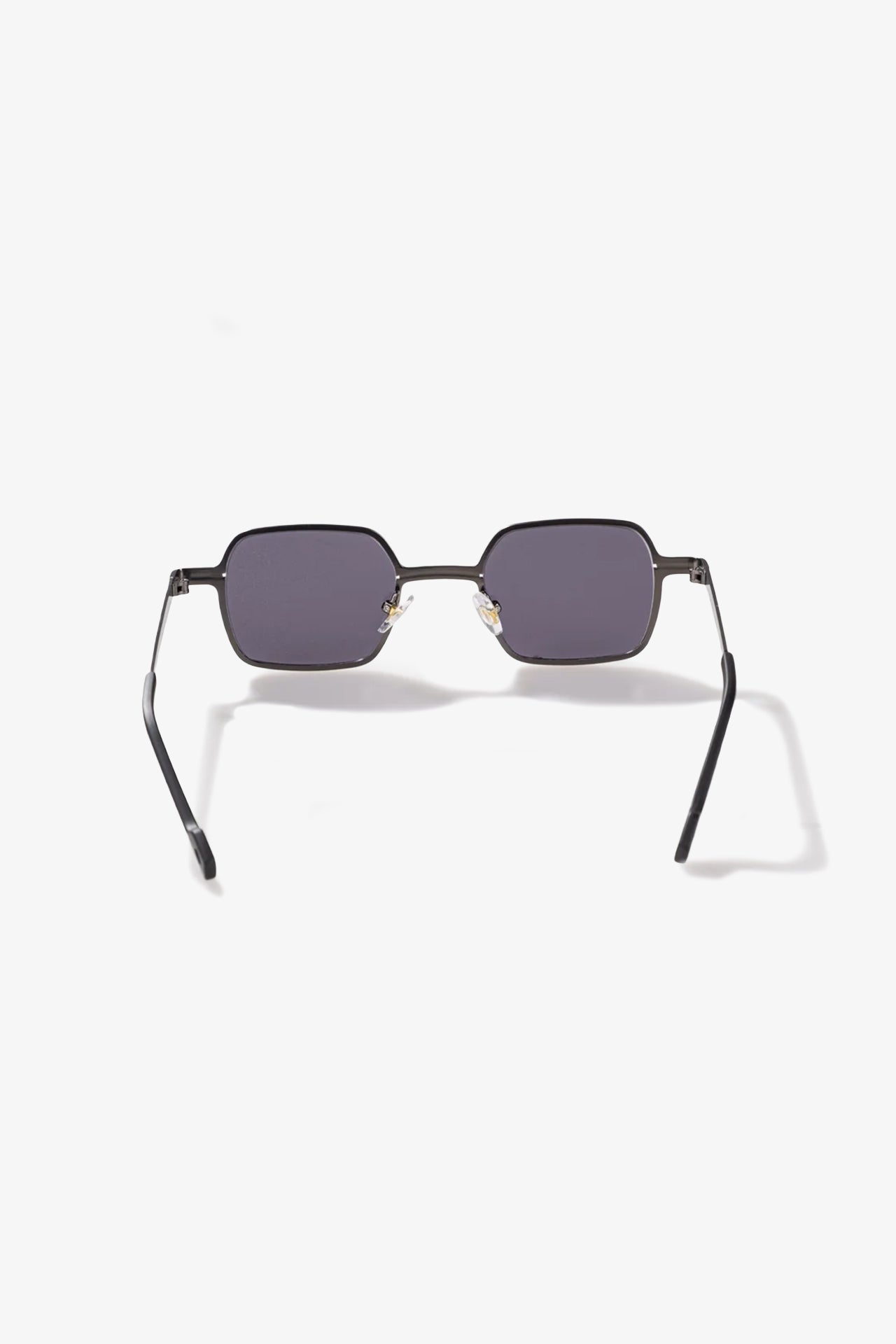 Siyah metal kare güneş gözlüğü, mor lensli, modern stil