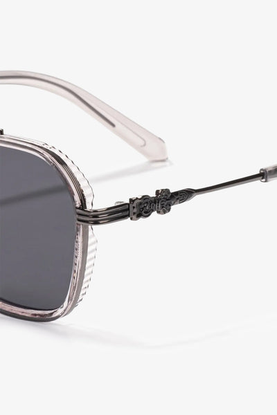 Şeffaf kare güneş gözlüğü, siyah lens ve detaylı metal kolu