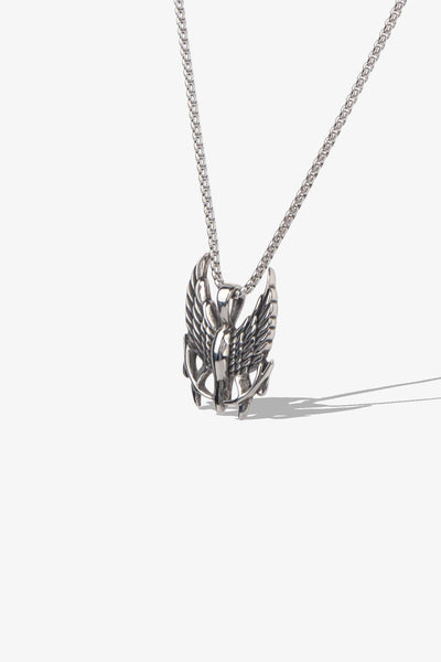 Gümüş kanatlı kuş figürlü kolye, detaylı tasarımlı metal kolye